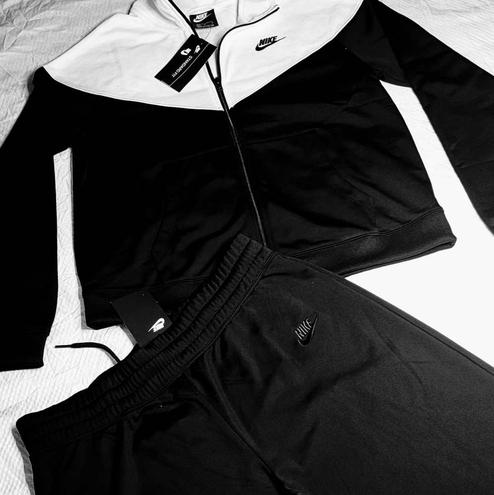 Womans NIKE track suit. (M)